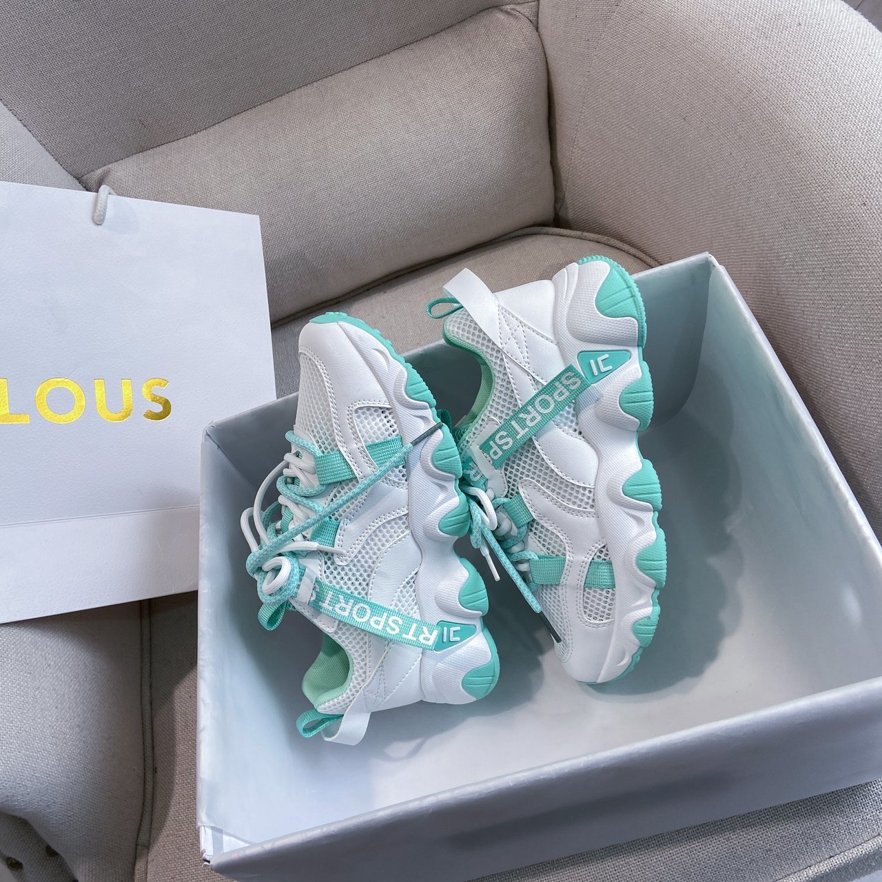 Wavy mesh sneakers
